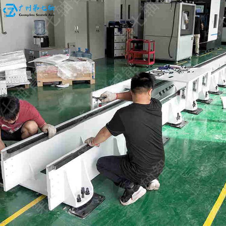 Q4系列—机器人全封闭内置地轨